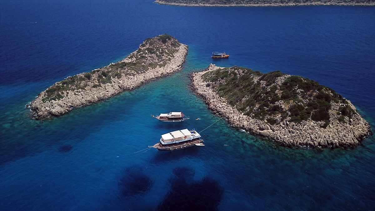 Doğal akvaryumu andıran su altı dünyasıyla dalgıçları büyüleyen turistik ilçe, dalış kursu almak isteyenlerin de en çok tercih ettiği eğitim merkezlerinden.