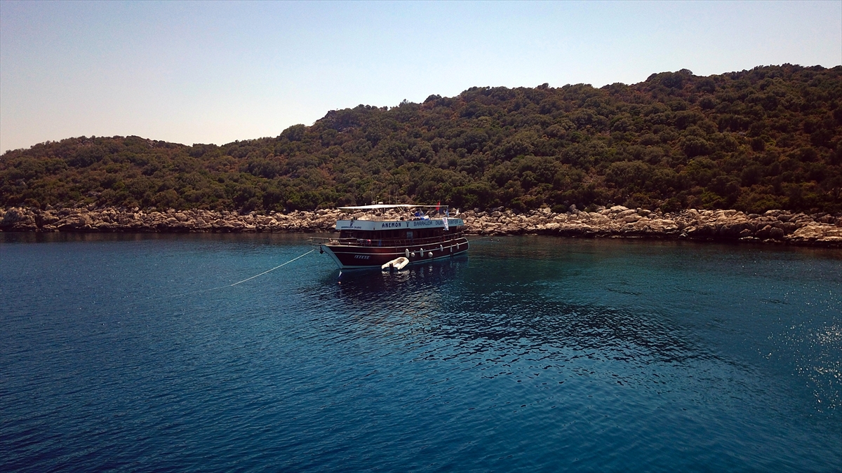 Özdemir, Kaş`ın su altı sporları için sunduğu imkanların dünyaca bilindiğini belirterek, dalış için bölgeye en çok İngiliz ve Alman turistin geldiğini dile getirdi.