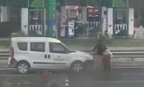 Yolun ortasında kalan yaşlı kadını karşıya geçirdi