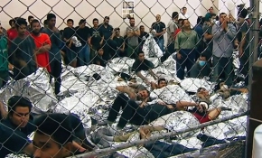 Pence'in göçmen tesisi ziyareti sırasındaki tutumu tepki çekti