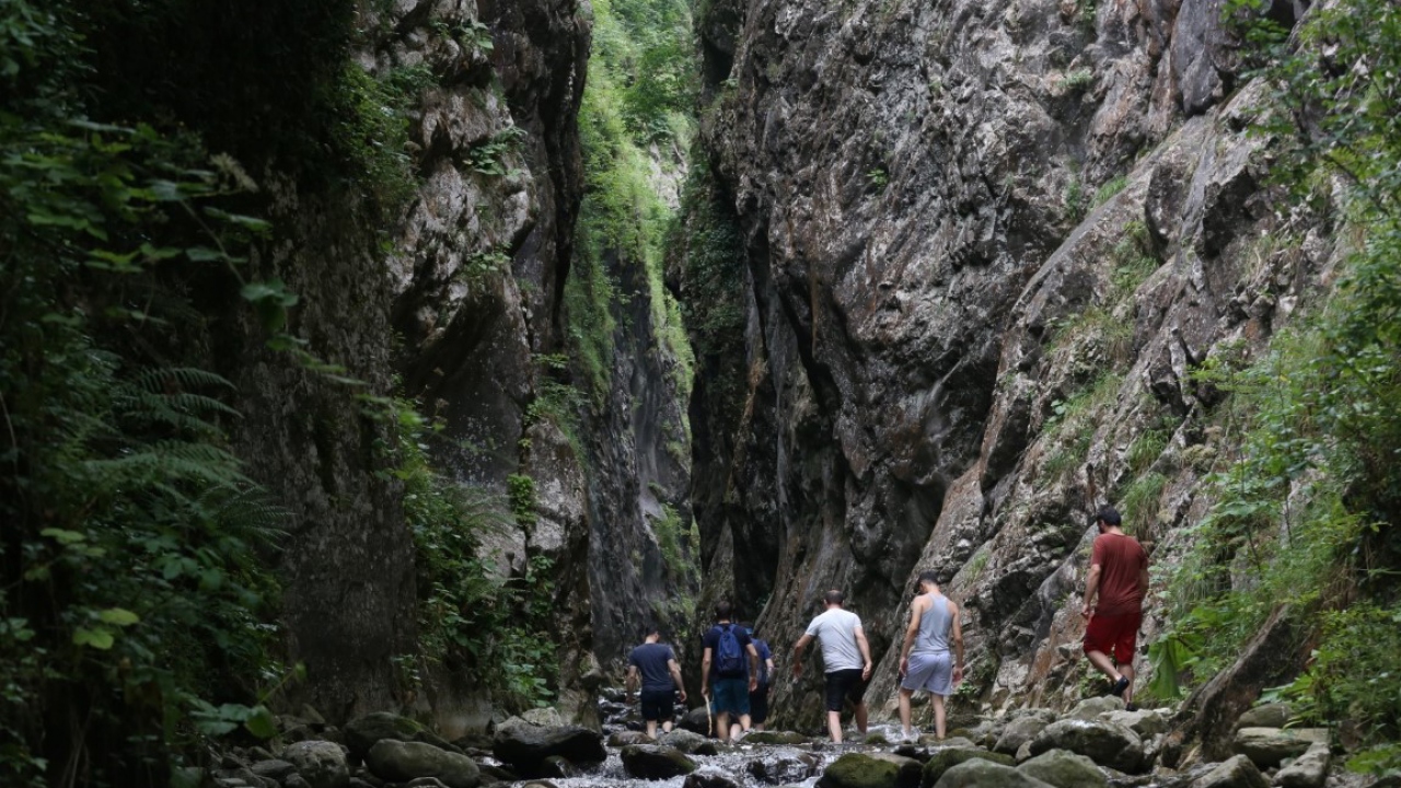 Kocaeli`nin ve bölgenin en zorlu kanyonu olan Serindere`de havuz şeklinde pek çok gölet yer alıyor. Kanyon, bünyesinde yükseklikleri 10 ile 20 metre arasında değişen 6 şelaleyi barındırıyor.