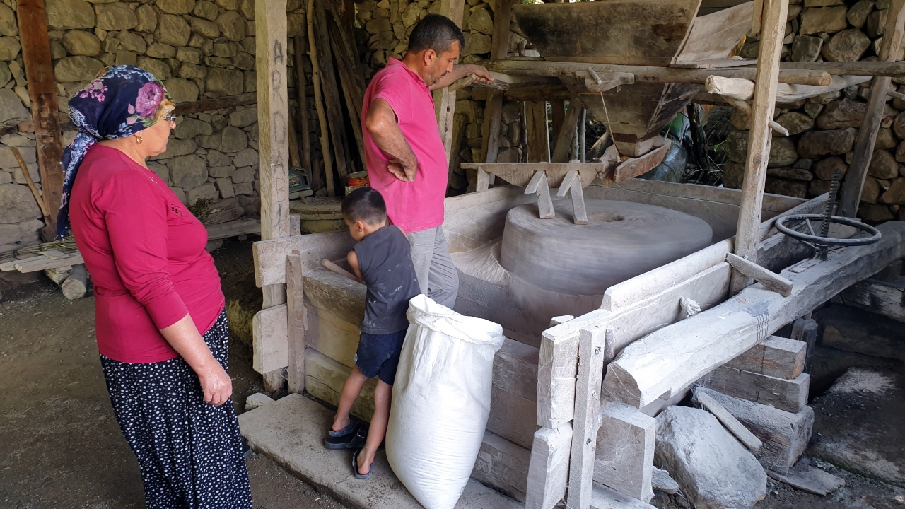 Osmaniye`nin Kadirli ilçesinde 200 yıl önce yaptırılan su değirmeni, değirmenin sahibi aile tarafından 4 kuşaktır çalıştırılmaya devam ediyor.