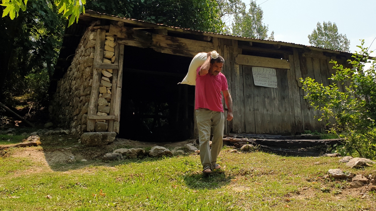 İlçeye bağlı Değirmendere köyündeki dere yatağı üzerinde bulunan 2 asırlık tarihi değirmen, inşa edildiği günden bu yana köylülerin buğdaylarını öğütmeye devam ediyor. 