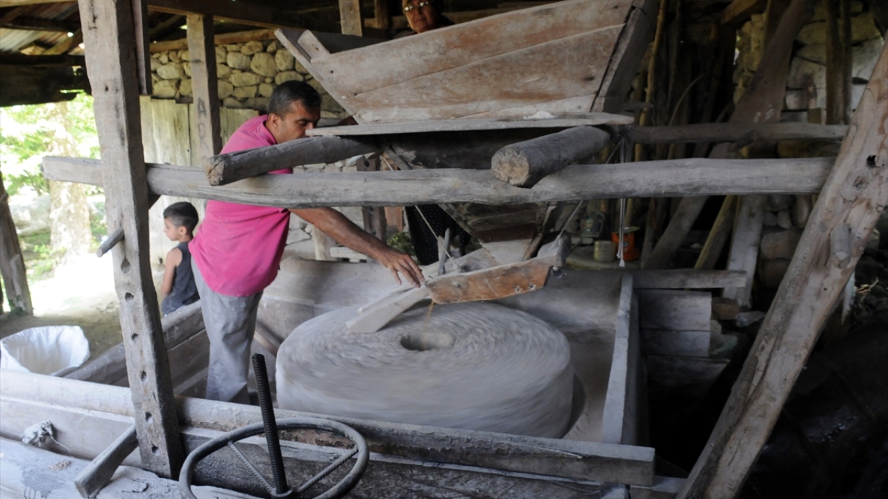 Değirmenin son işleticisi ailenin 4. kuşak torunlarından 55 yaşındaki Alparslan Püsküllüoğlu, emekli olduktan sonra köyüne dönerek değirmeni işletmeye devam ettiğini söyledi.