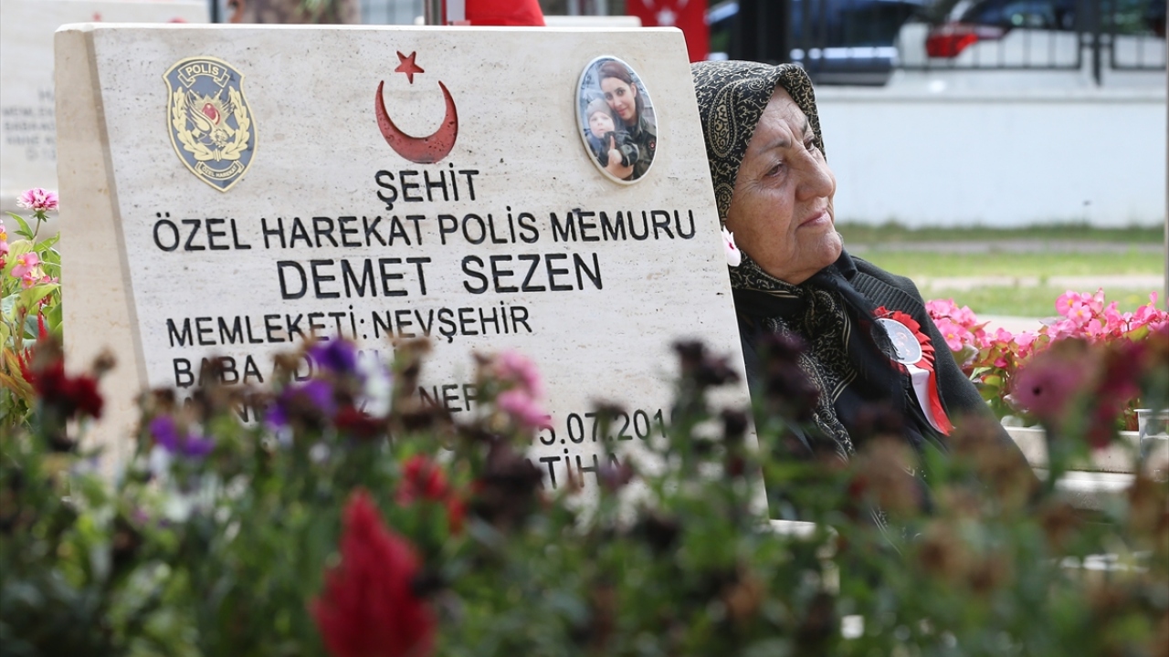 Mezarlara çiçek bırakan aileler, şehitliği karanfillerle süsledi.