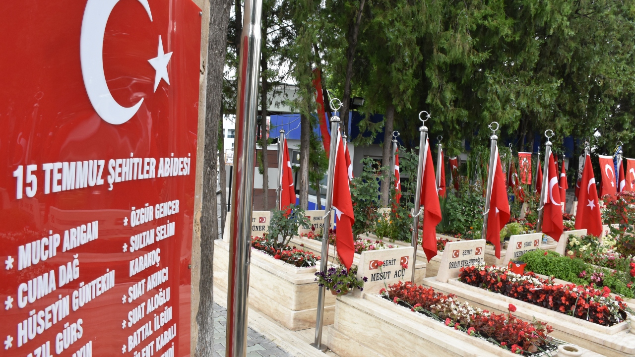 Ankara Karşıyaka Mezarlığı`ndaki 15 Temmuz Demokrasi Şehitliği ve Polis Şehitliği`nde düzenlenen anma programına katılan şehit yakınları kabirleri ziyaret etti.