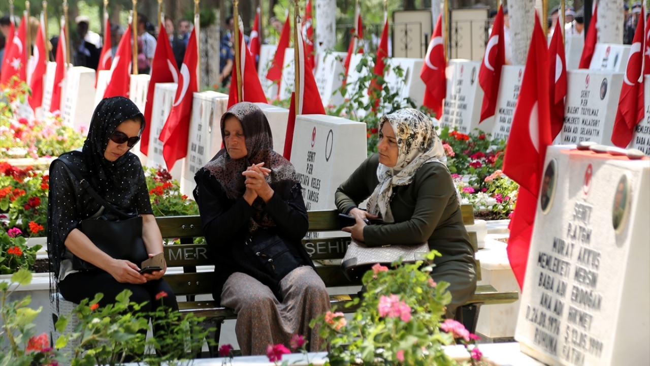 Mersin`de 15 Temmuz Demokrasi ve Milli Birlik Günü dolayısıyla şehitlikler ziyaret edildi.
