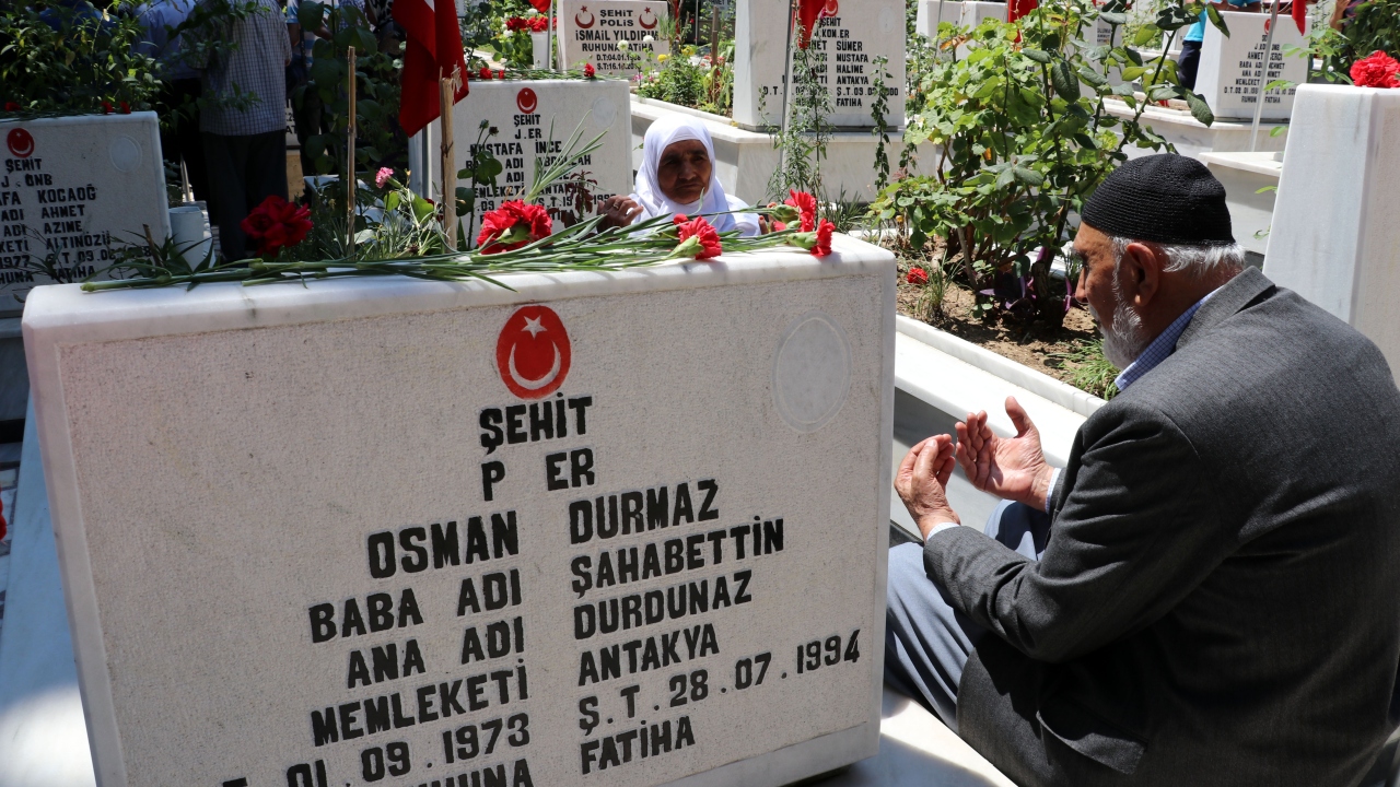 Hatay`da Antakya Şehitliği`nde tören düzenlendi. Törende şehitler için dua edildi.