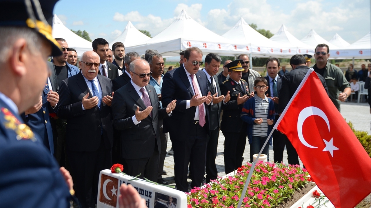 Şehit polis memuru Fatih Dalgıç, Eskişehir`de kabri başında anıldı.