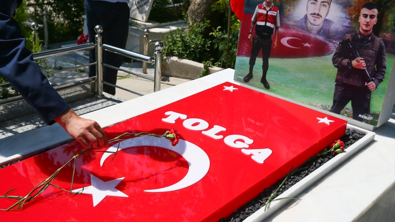 İzmir`deki Kadifekale Hava Şehitliği`nde tören düzenlendi.