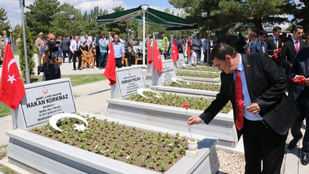 Erzincan`da şehit yakınları, kent merkezindeki Garnizon Şehitliği`ni ziyaret etti.