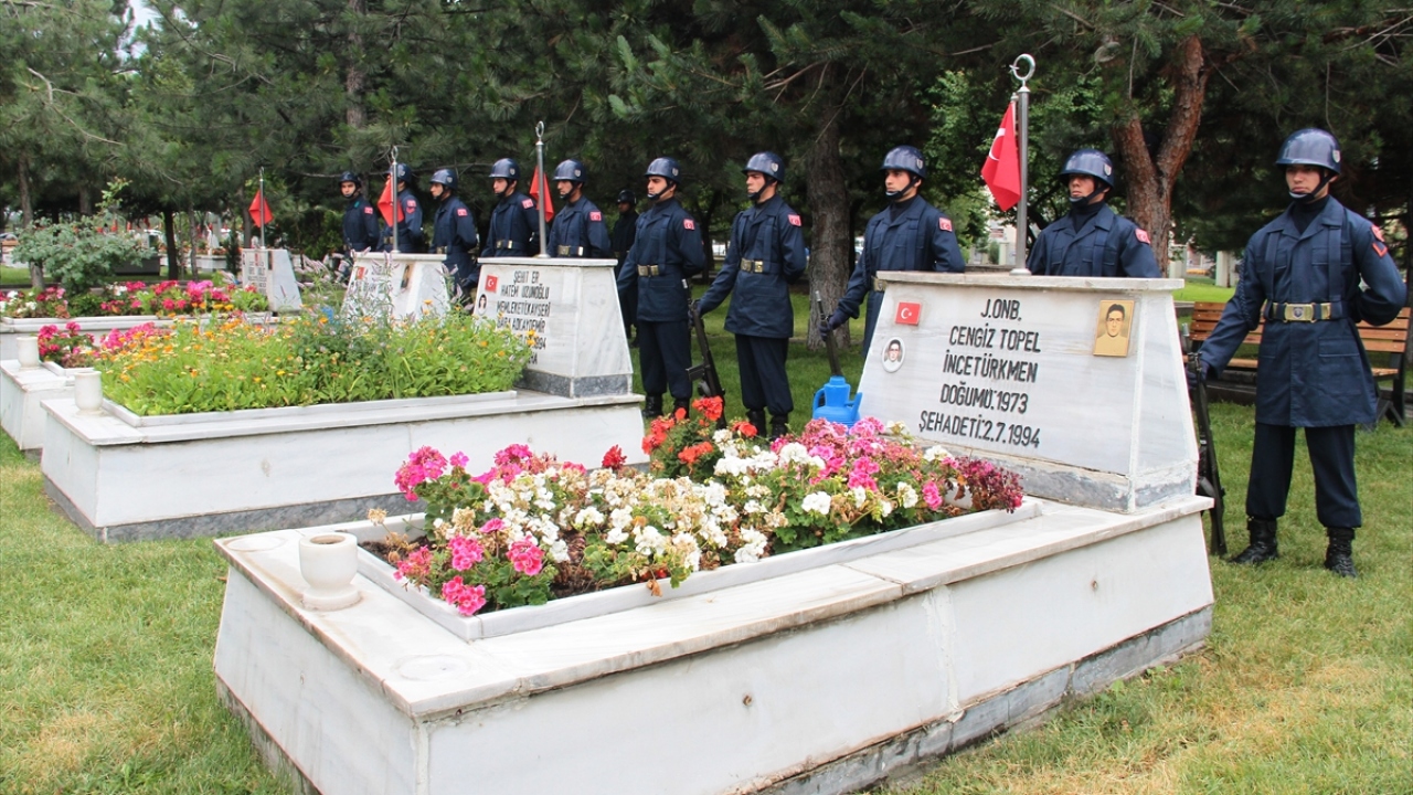Kayseri Kartal Şehitliği`nde düzenlenen programda Kur`an-ı Kerim okundu, dua edildi, saygı atışı yapıldı.
