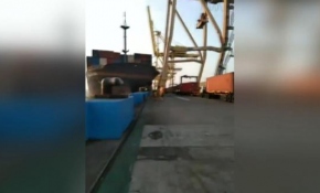 Limana çarpan kargo gemisi, yükleme kulesini yıktı