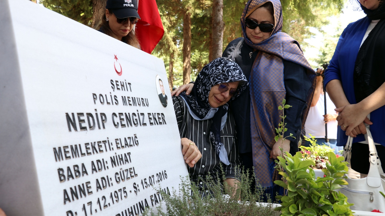 Aydın`da 15 Temmuz Demokrasi ve Milli Birlik Günü dolayısıyla şehitlikte tören düzenlendi. Şehit olan polis memuru Necip Cengiz Eker`in annesi Güzel Eker, oğlunun mezarı başında gözyaşı döktü.