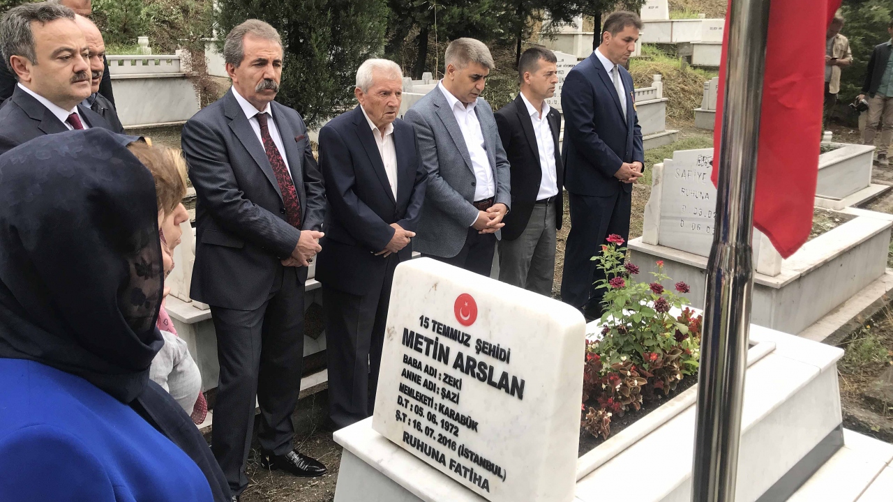 FETÖ`nün darbe girişimi sırasında İstanbul`da şehit olan Metin Arslan, Karabük`teki mezarı başında anıldı. 