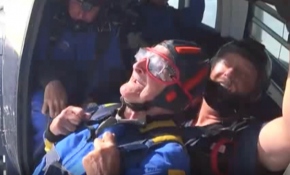 100'üncü yaşını 4 bin 500 metre yükseklikten atlayarak kutladı