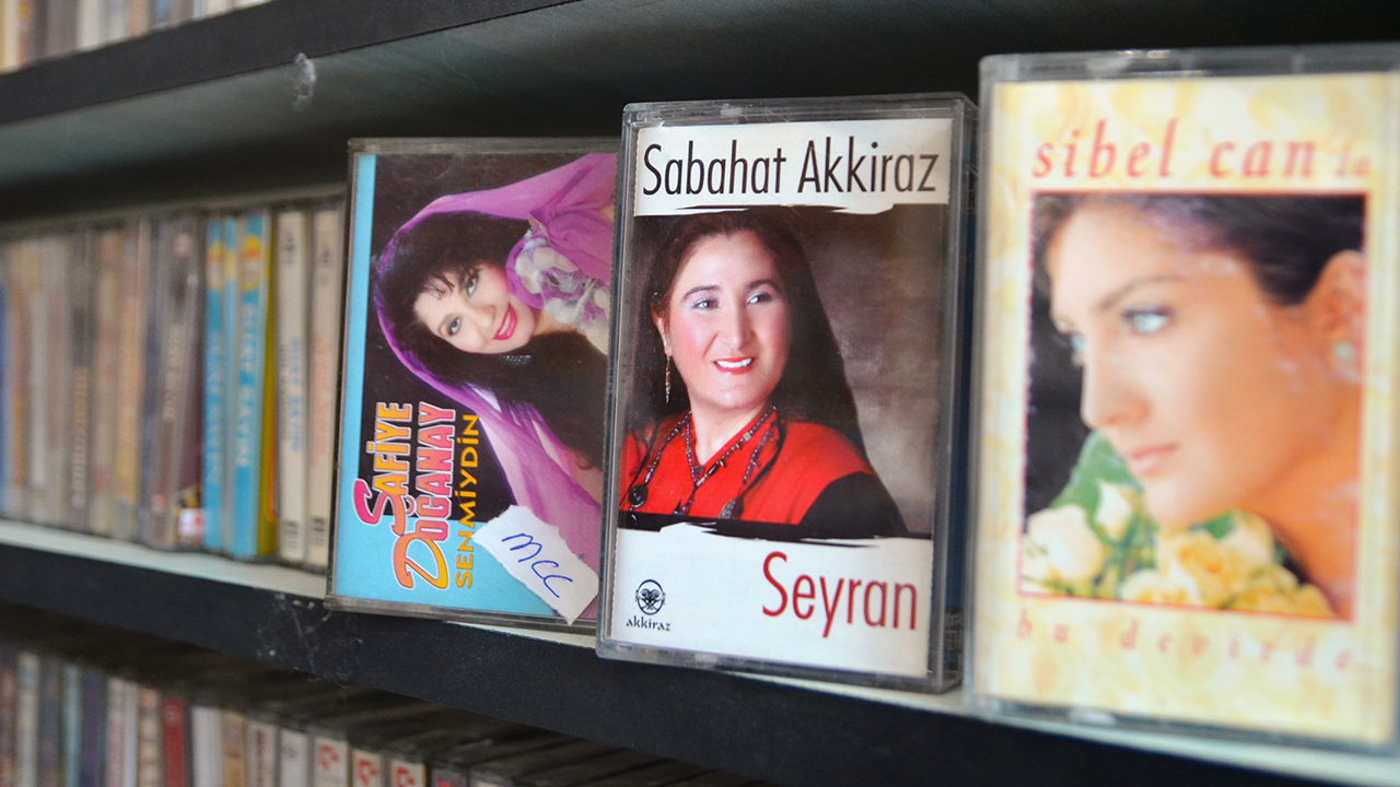 Cumhuriyet Caddesi Dönenler Meydanı`ndaki dükkanında uzun yıllardır kaset satan 72 yaşındaki Uçak, elindeki binlerce kasetle mesleğini yaşatmaya çalışıyor.