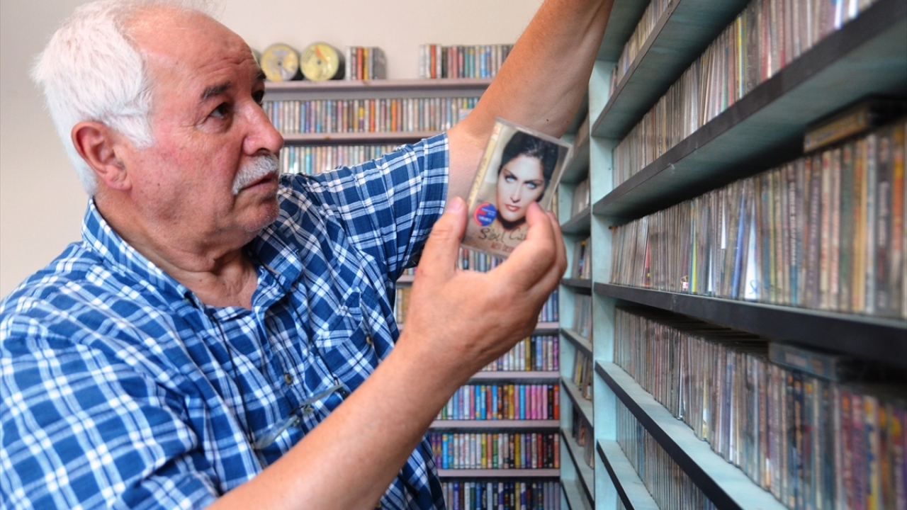 Uçak, teknolojinin baş döndürücü hızdaki gelişmesiyle yerini CD, DVD, flash bellek, hafıza kartı, akıllı telefon ve internete bırakan kasetçiliğe mesleğini çok sevdiği için devam ediyor.