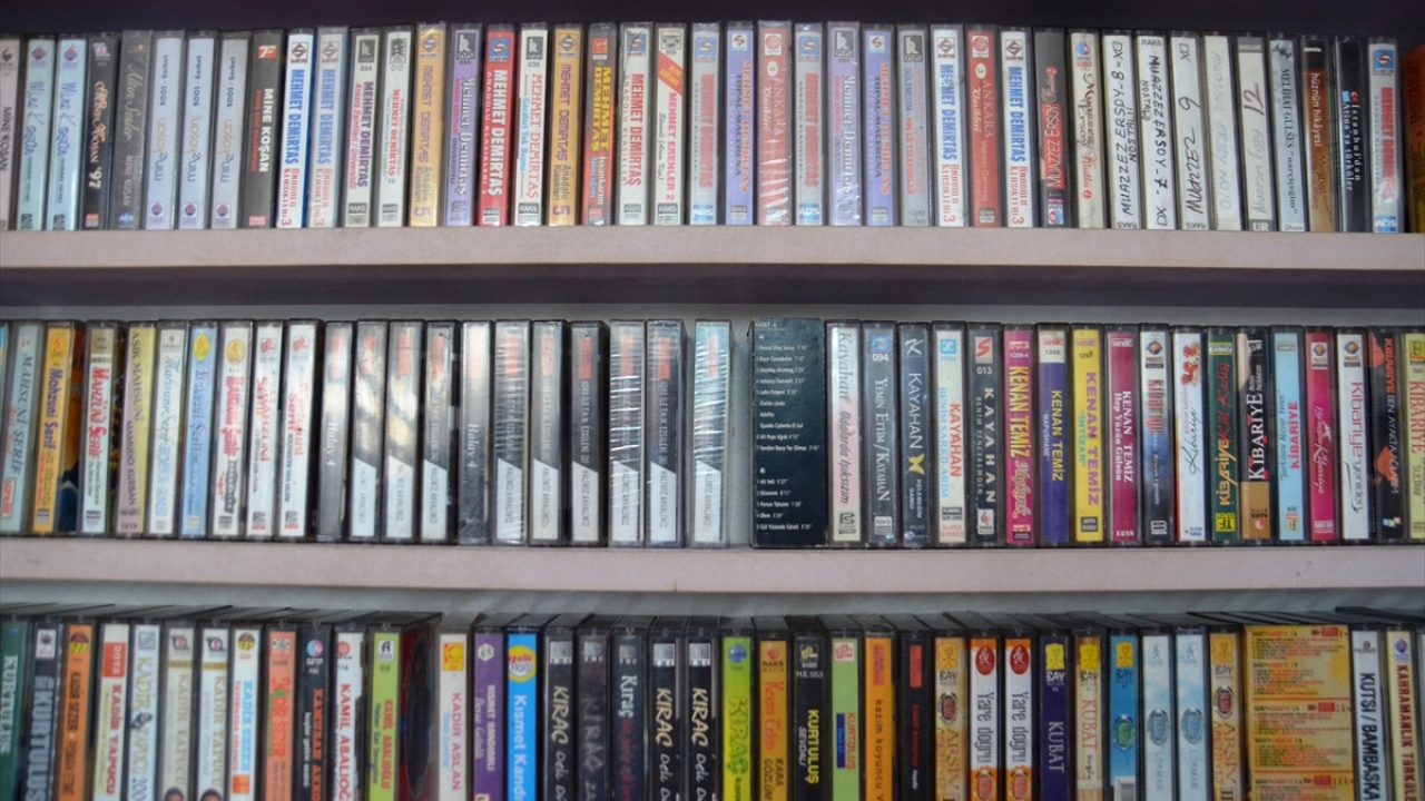 Şükrü Uçak, Kütahya`da memur olarak çalışırken 1981 yılında dükkan açarak kasetçiliğe başladığını söyledi.