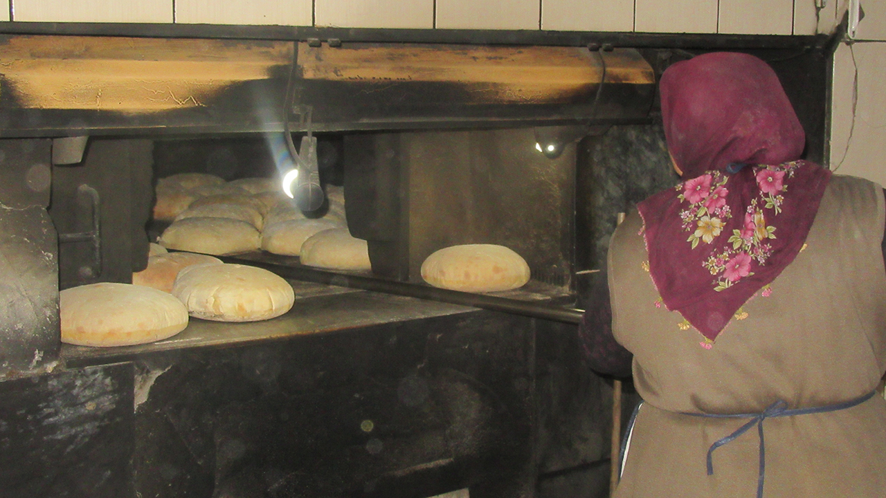 Yapımının her aşamasında özel usuller ve gerçek bir ustalık gerektiren tescili ile koruma altına alınan Afyonkarahisar patatesli ekmeği, İstanbul, Ankara, İzmir, Antalya gibi illere kargo ile de gönderiliyor.