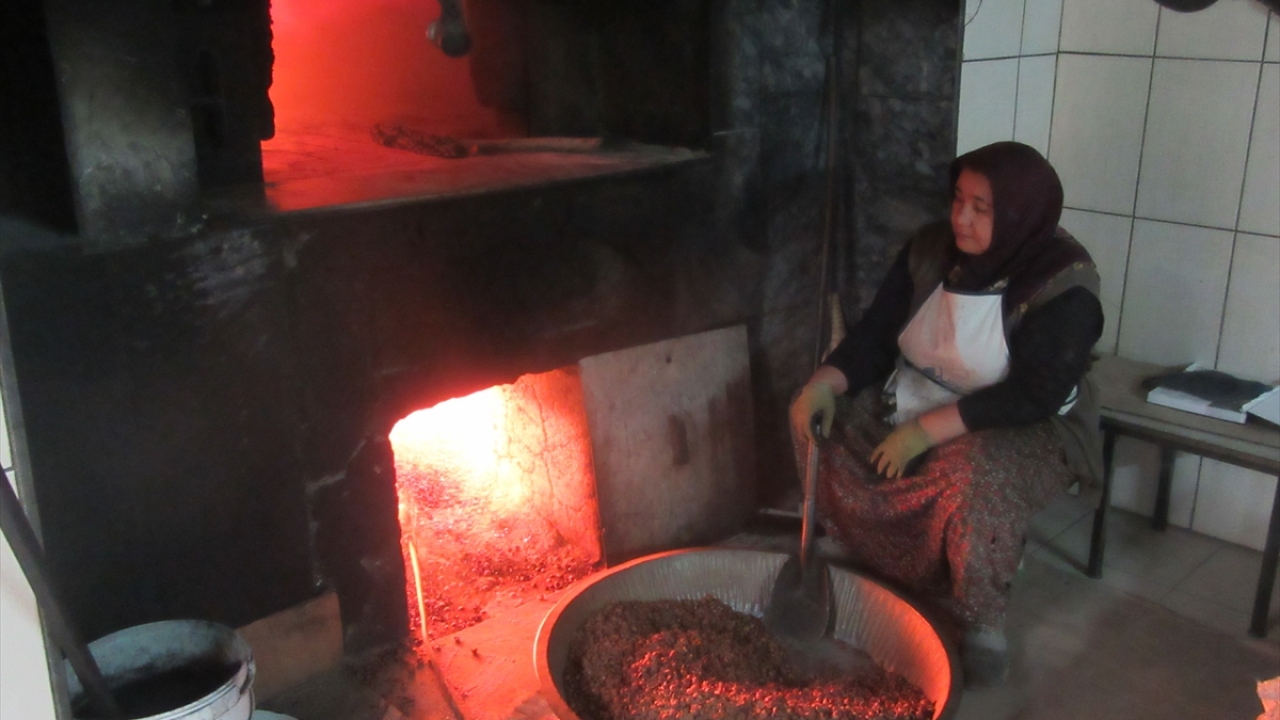 Afyonkarahisar`ın Sandıklı ilçesinde 15 yıldır patatesli ekmek üretimi yapan fırıncı Süleyman Karaçelik, ekmeğin içerisine konulan ekşi maya ve patates ile dışarıda 10 gün, buzdolabında da dayanıklılığının 30 güne kadar çıktığını söyledi.