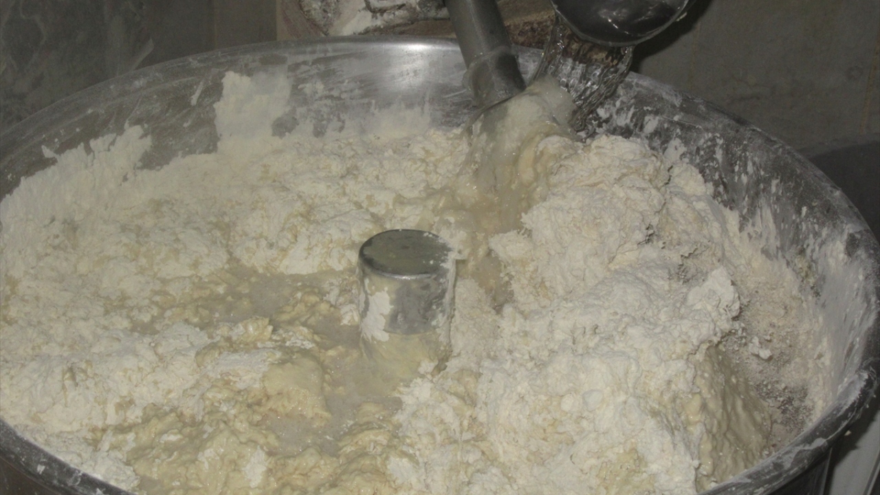 Ekmeği ev mayası ile yaptıklarını aktaran Karaçelik, "15 yıldır ilçede hakiki ev mayalı köy ekmeği ürünlerimizi yapıyoruz. Bozulma veya kötü koku yapmaz. Bundan dolayı ekmeğimiz tercih ediliyor. Günde 300-400 adet ekmek üretiyoruz." dedi. 