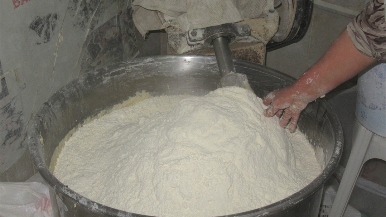 Ekmek üretiminde çalışan Nedime Harmankaya da  işe gece geç saatlerde başladıklarını ve hamura, yoğrulma aşamasında bayatlamayı geciktirmek için ekşi maya ve patates eklediklerini belirtti.