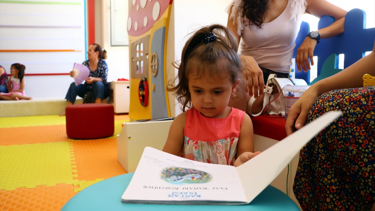 Özher, çocukların ilk kitapla tanışma yerinin kütüphaneler olması gerektiğini söyleyerek "Burada hem bebekler hem de aileler güzel zaman geçirme fırsatı buluyor. Ailelerin de ilgisi bir hayli fazla. Gayet memnunuz kütüphanemizden." diye konuştu.