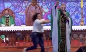 "Şişman kadınlar cennete giremez" dediği iddia edilen rahip saldırıya uğradı