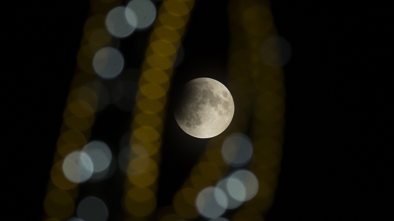 21.34’de başlayan tutulma saat 03.18’de sona erdi.