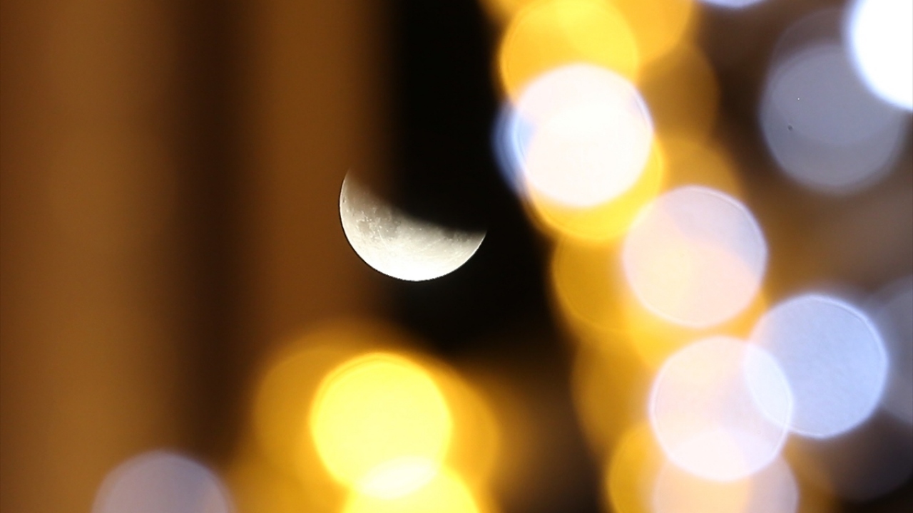 Sakarya`da "Parçalı Ay Tutulması"