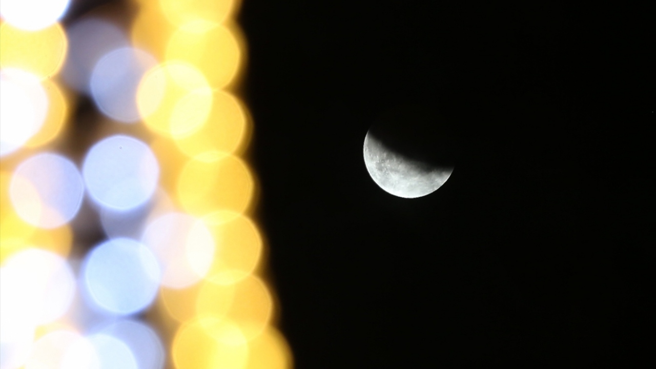 Sakarya`da "Parçalı Ay Tutulması"