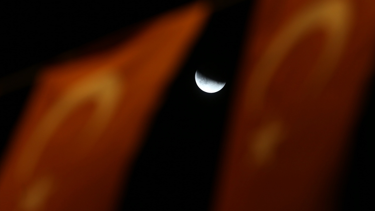 Sakarya`da "Parçalı Ay Tutulması"