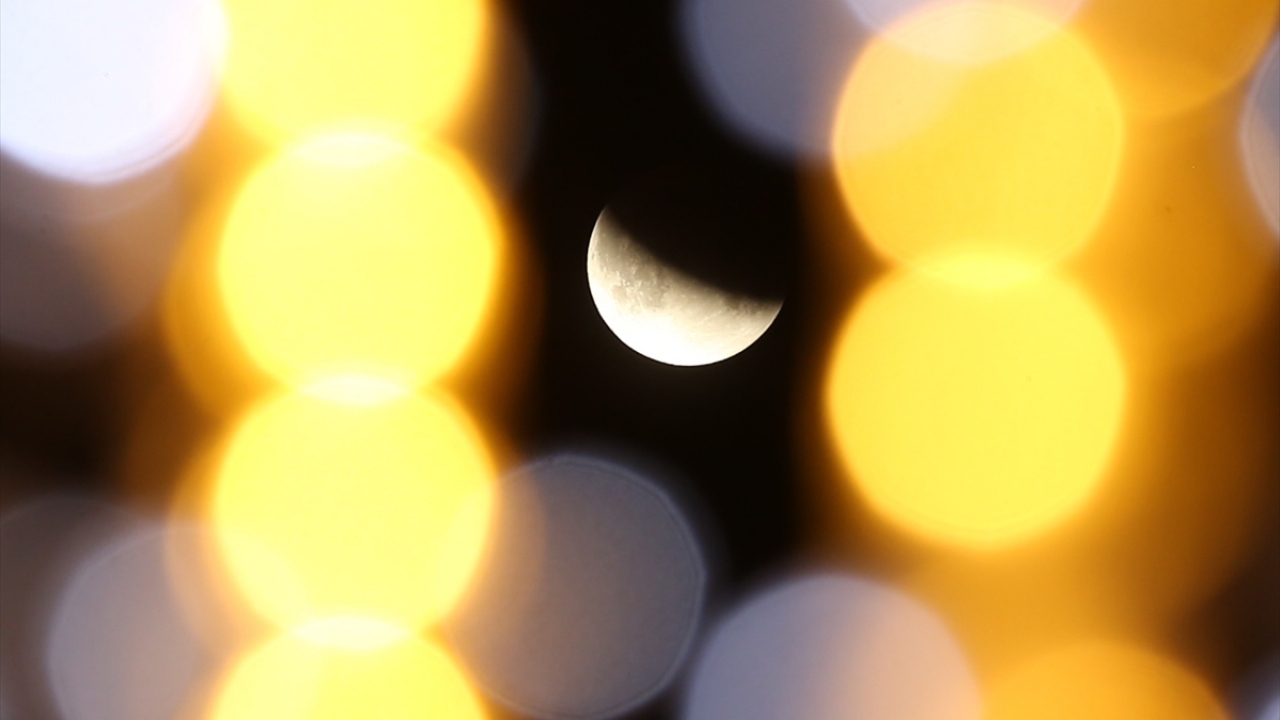 Sakarya`da "Parçalı Ay Tutulması"