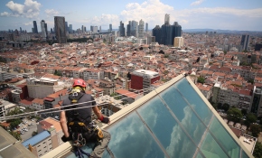 Gökdelenlerin bakım ve temizliğini dağcılık teknikleriyle yapıyorlar
