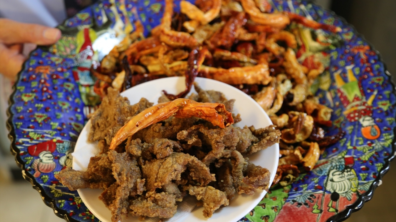 "Karaağaç biberi, tava ciğerin yol arkadaşı, can yoldaşıdır."