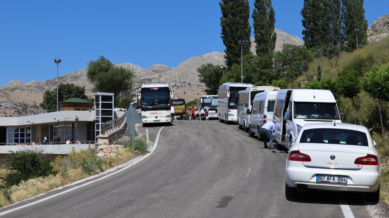 Geçmişi milattan önce 3 bin yılına kadar uzanan ve 2009`da UNESCO Dünya Mirası Geçici Listesi`ne giren Sagalassos, ziyaretçilerini 5 bin yıllık sokaklarında tarihi yolculuğa çıkarıyor.