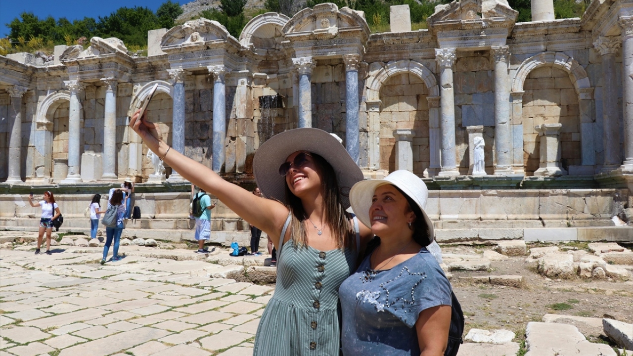 Antik kent, binlerce yıldır suyu akan Antoninler Çeşmesi, agoraları, Roma hamamları, macellum yapısı, dans eden kızlarla bezeli heroon yapısı, kütüphanesi ve tiyatrosuyla, ziyaretçilerin ilgisini çekiyor.