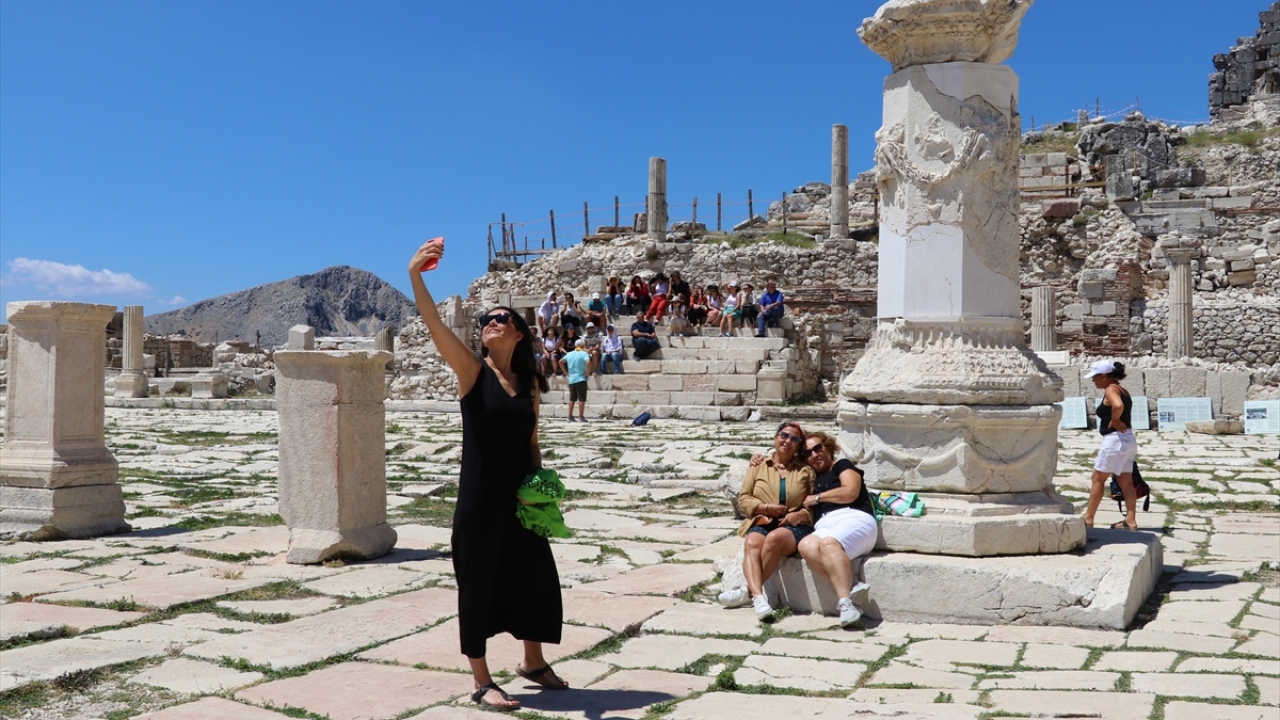 Valilikten alınan rakamlara göre 2017`de 35 bin 727, geçen yıl 51 bin 45 ziyaretçiyi ağırlayan Sagalassos`u, bu senenin ilk 6 ayında ise 27 bin 740 kişi gezdi. Bu rakam geçen yılın aynı döneminde 17 bin 548 olmuştu. 