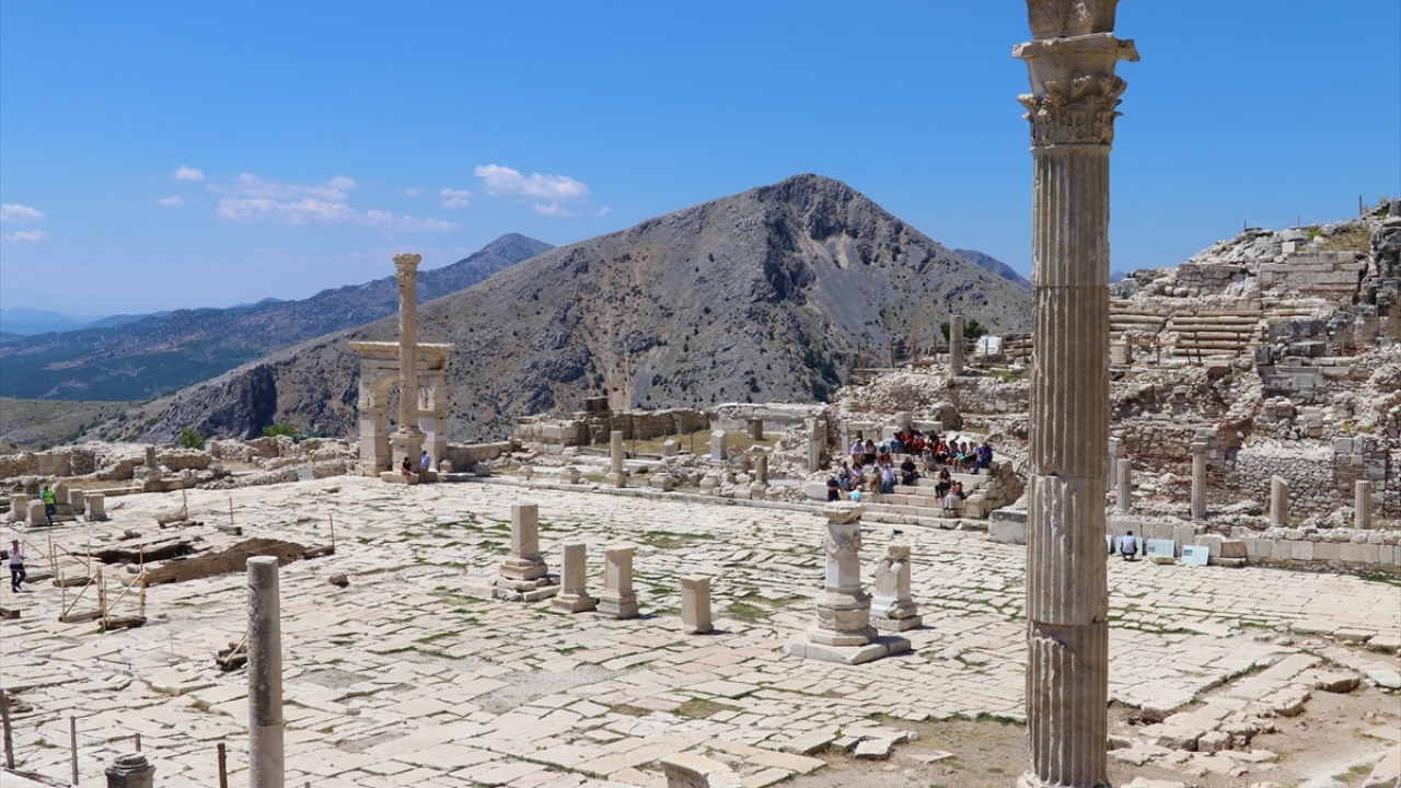 Sagalassos`un, tur şirketlerinin "lavanta tarlaları, Salda Gölü ve Batı Akdeniz`deki antik kentler" günübirlik programlarıyla bu sene ziyaretçi sayısını daha da artırması bekleniyor.