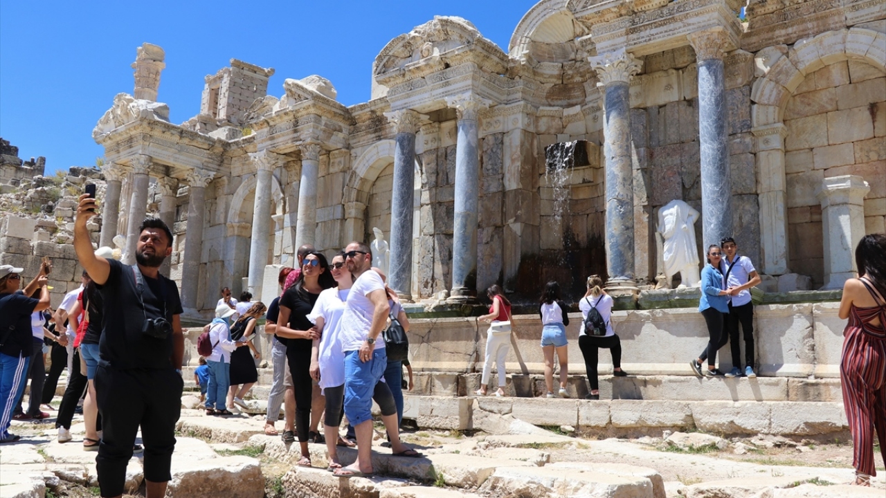 stanbul`dan gelen ziyaretçilerden Zeynep Öztan, Sagalassos`un etkileyici bir yer olduğunu, burayı gezerken antik döneme yolculuğa çıktıklarını ifade etti.