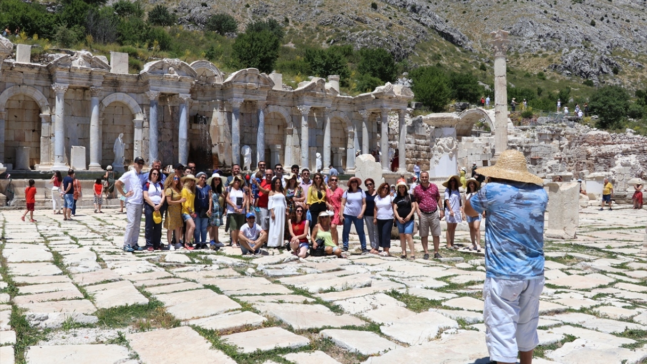 Sencer Selman da Sagalassos`u merak ettiği için geldiğini belirterek, "Buranın pozitif enerjisi var, Antoninler Çeşmesi`nin enerjisi mükemmel. Tekrar gelmeyi düşünüyorum." dedi.