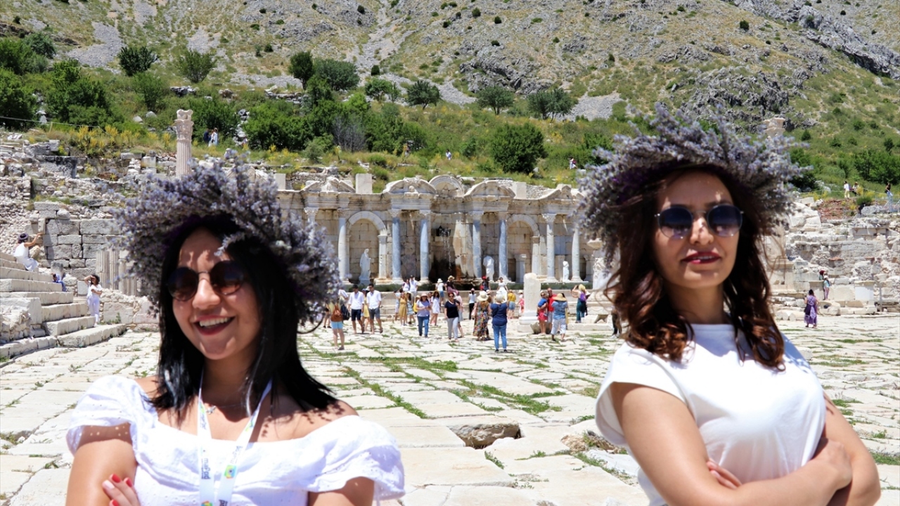 Bursa`dan gelen Gülcan Karagöz ise ilk kez ziyaret ettiği Sagalassos`u çok beğendiğini anlatarak, "İnsanlar kesinlikle gelip burayı görmeli. Çok bakımlı, bakir kalmış, yıpranmamış bir kent." diye konuştu.