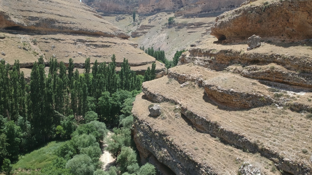 Köyün çevresinde Hititler, Roma ve  Bizans dönemlerine ait birçok kale, kaya mezarları, kaya yerleşim ve dini merkezleri bulunuyor.