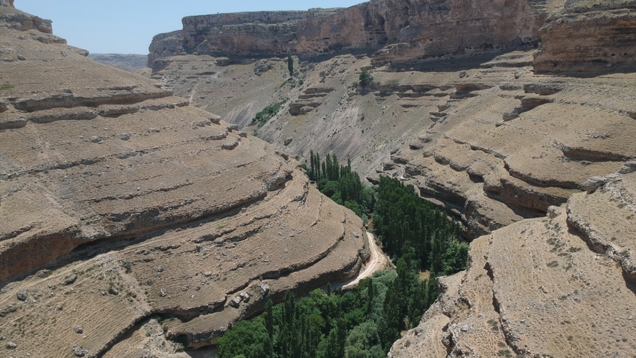 Köyün en tanınan yeri ise 10 kilometre uzunluğundaki Gödet Kanyonu. Güneyden Silifke ve Mut ile sınır olan köyün uçsuz bucaksız arazilerinde gezintiye çıkanların, aniden dimdik kanyon ile karşılaşmaları mümkün.