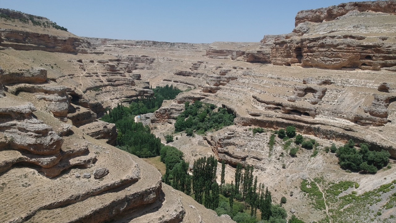 Kanyonun başlangıç noktasında Ernek mevkisinde bulunan bir kaynaktan doğan dere, Karaman Ovası`na can veren Gödet Barajı`nın ana kaynağını oluşturuyor. Bu noktadan itibaren köye kadar devam eden kanyonda sadece gökyüzü görünüyor. 