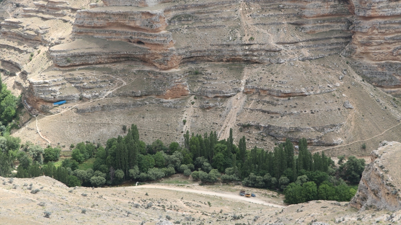 Kanyon içinde köylülerin bahçelerine gidip gelmek için kullandıkları patika yollar mevcut. Ayrıca kanyonun ilk 4 kilometresine otomobil ile ulaşılabiliyor. Kanyon bilinen ve bilinmeyenleriyle saklı güzellikleri barındırıyor. 