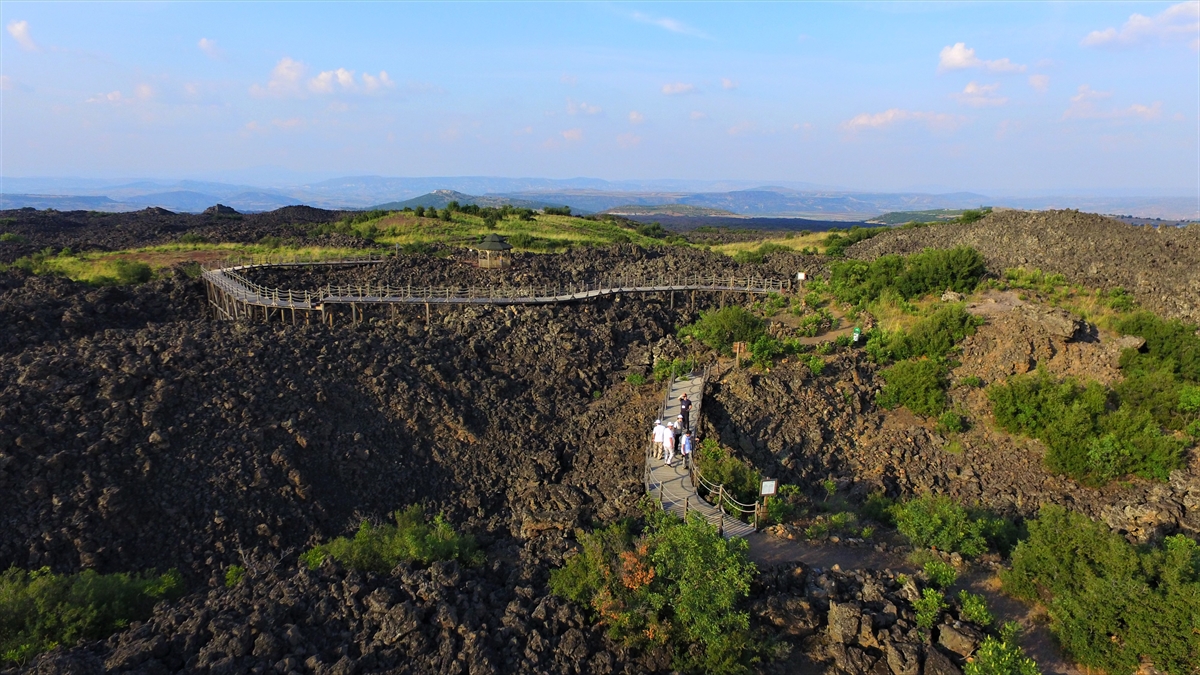 UNESCO Jeopark Denetçisi Alessandra Cassini, gazetecilere yaptığı açıklamada, jeoparkların taş veya kayadan ibaret olmadığını söyledi. 