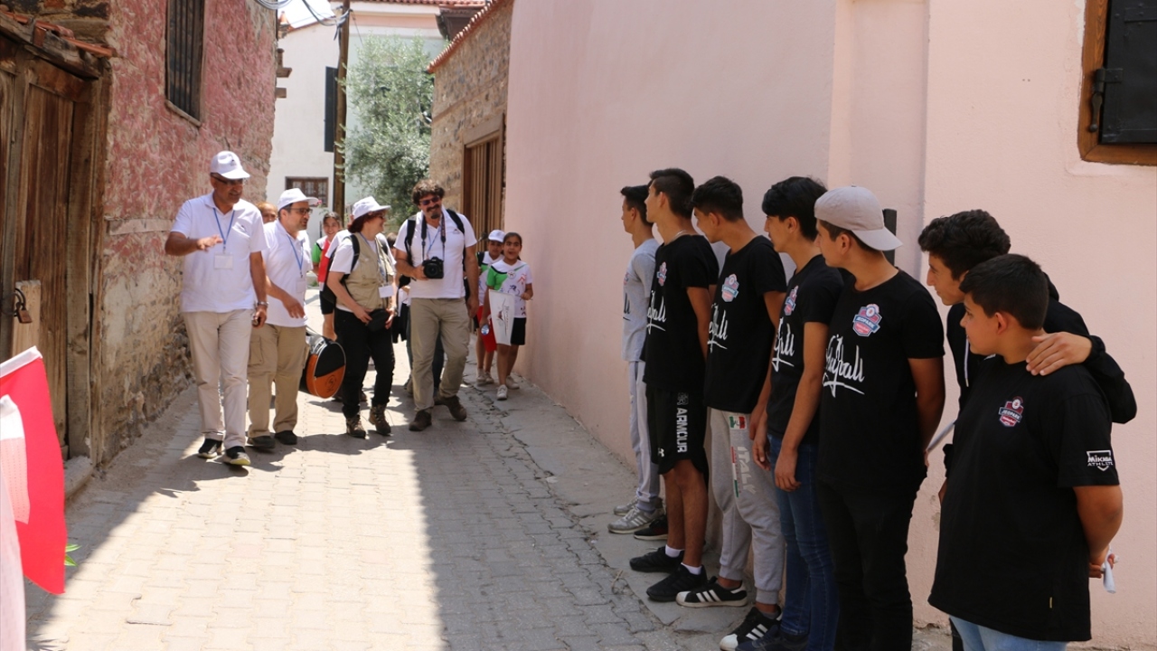 Jeopark turizmini ve özellikle kırsal kalkınmayı önemsediklerine değinen Tosun, "Kula, tarihi ve kültürüyle önemli bir destinasyon. UNESCO markası altında turizmin gelişmesini ve halkımızın bu pastadan daha fazla pay almasını istiyoruz." diye konuştu. 