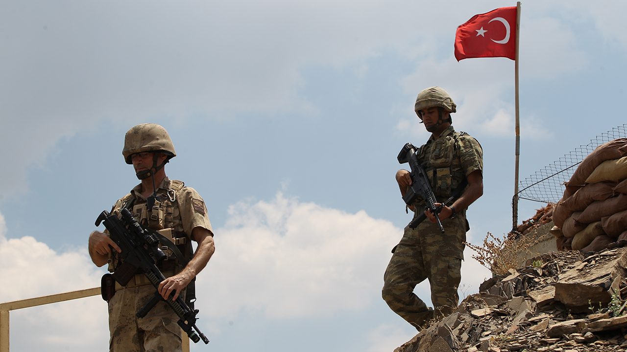 Vatani görevini tamamladıktan sonra babası gibi asker olmak için sözleşmeli erliğe başvuran Mehmet Ali Sarıaslan, 2016`da ilk görev yeri Çukurca`ya atandı. 